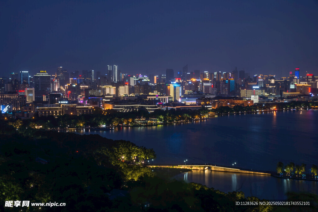 城市璀璨夜景湖畔风光