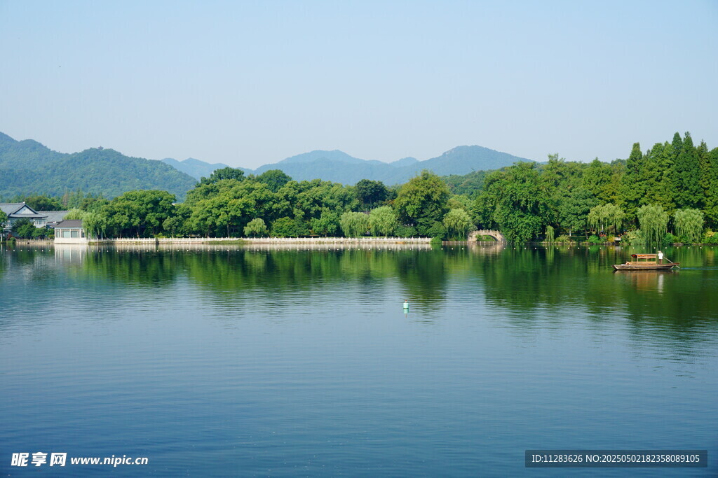 宁静湖畔青山绿树美景