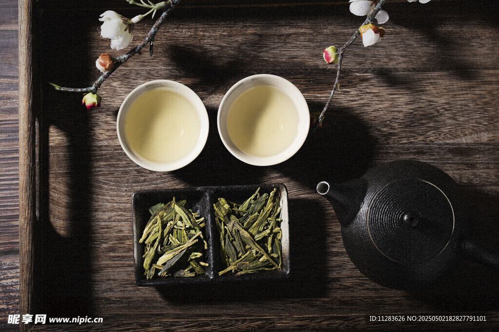 中式茶具与两杯清香茶汤