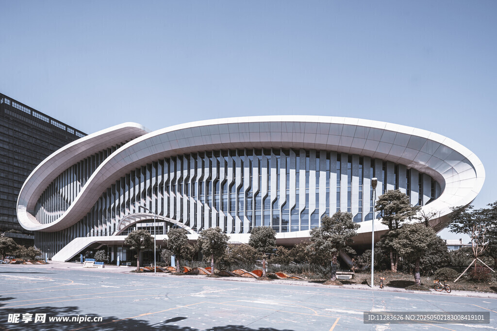 现代流线型建筑外观展示
