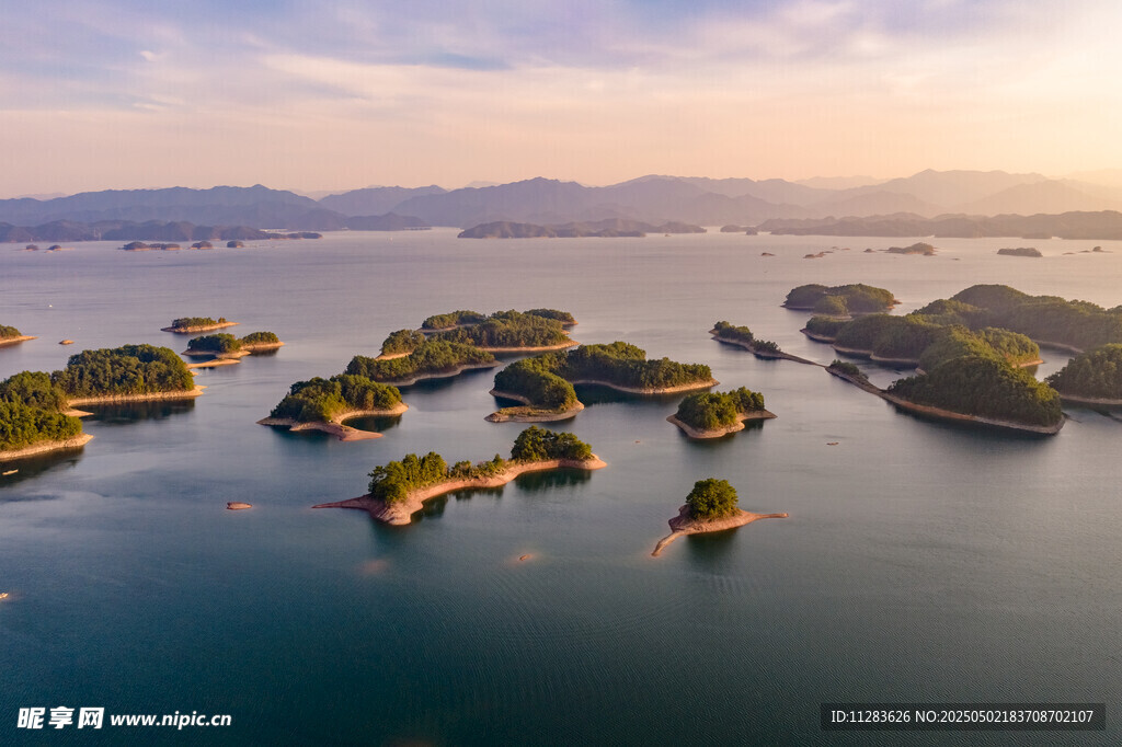 海上群岛壮丽日出景观