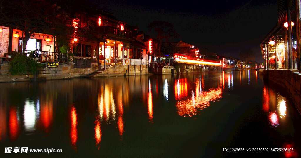 水乡夜景灯火倒映如画