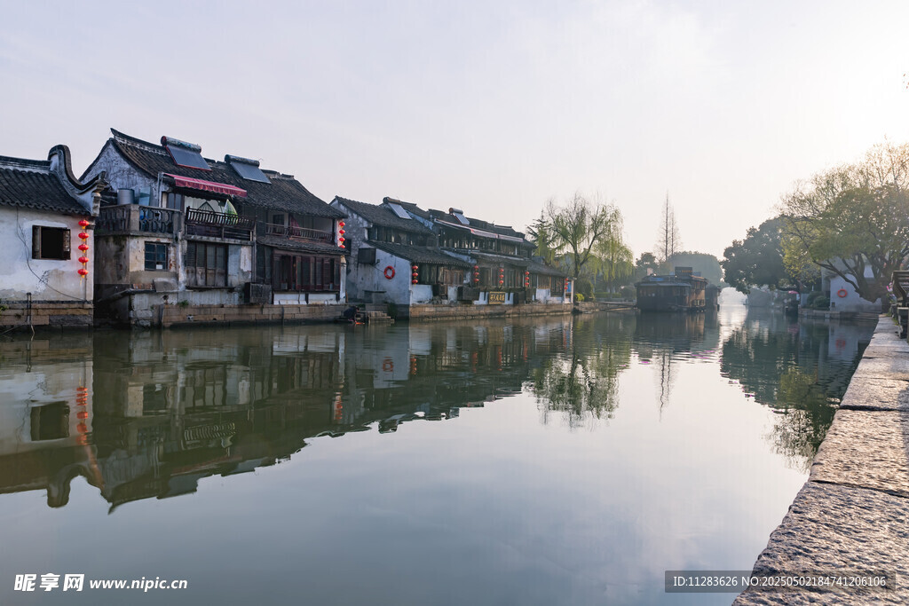 江南水乡静谧河道风景