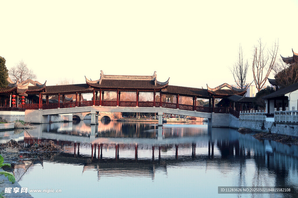 中式古桥映于平静湖面