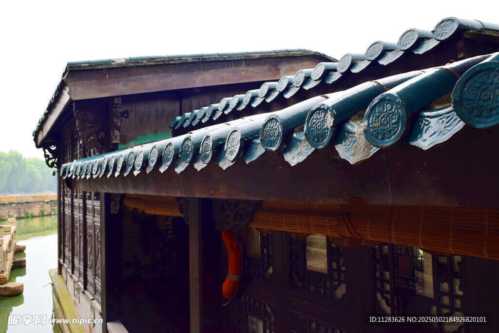 古色古香的中式临水建筑