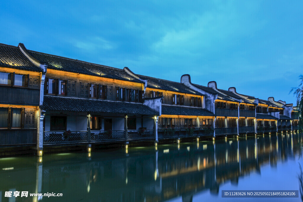 水乡夜景古建筑灯火璀璨