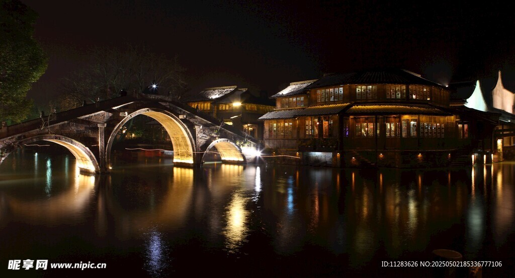 夜晚河畔拱桥的璀璨景致