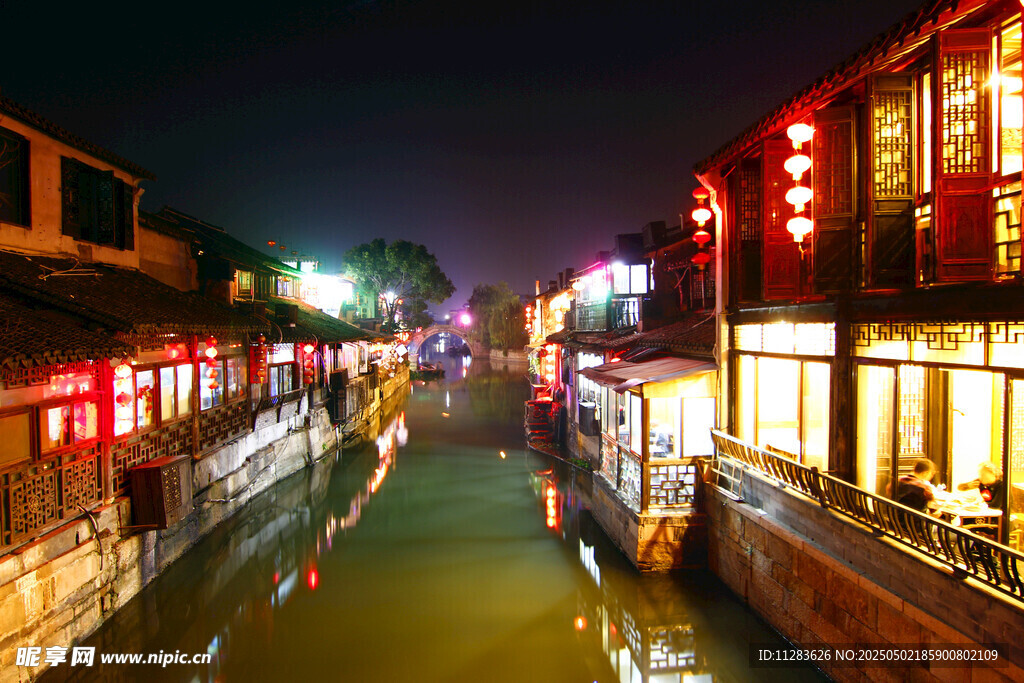 江南水乡夜景灯火璀璨