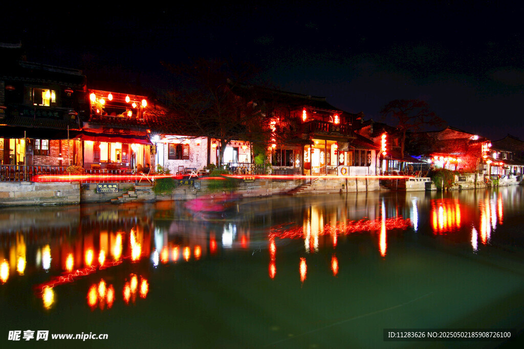 水乡夜景灯火倒映如画