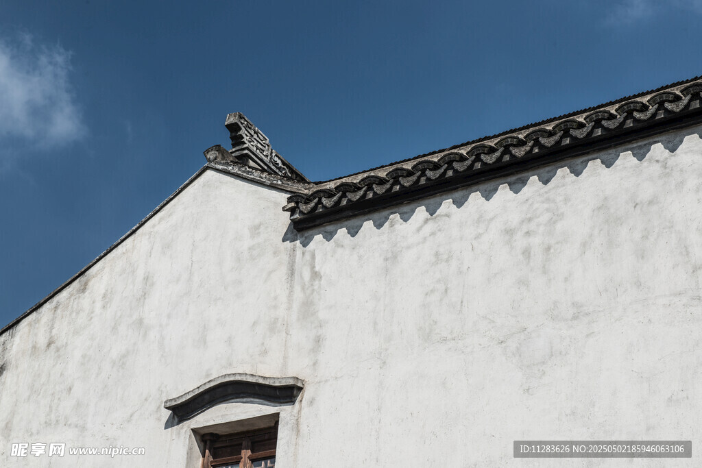 白墙黛瓦古建筑一角
