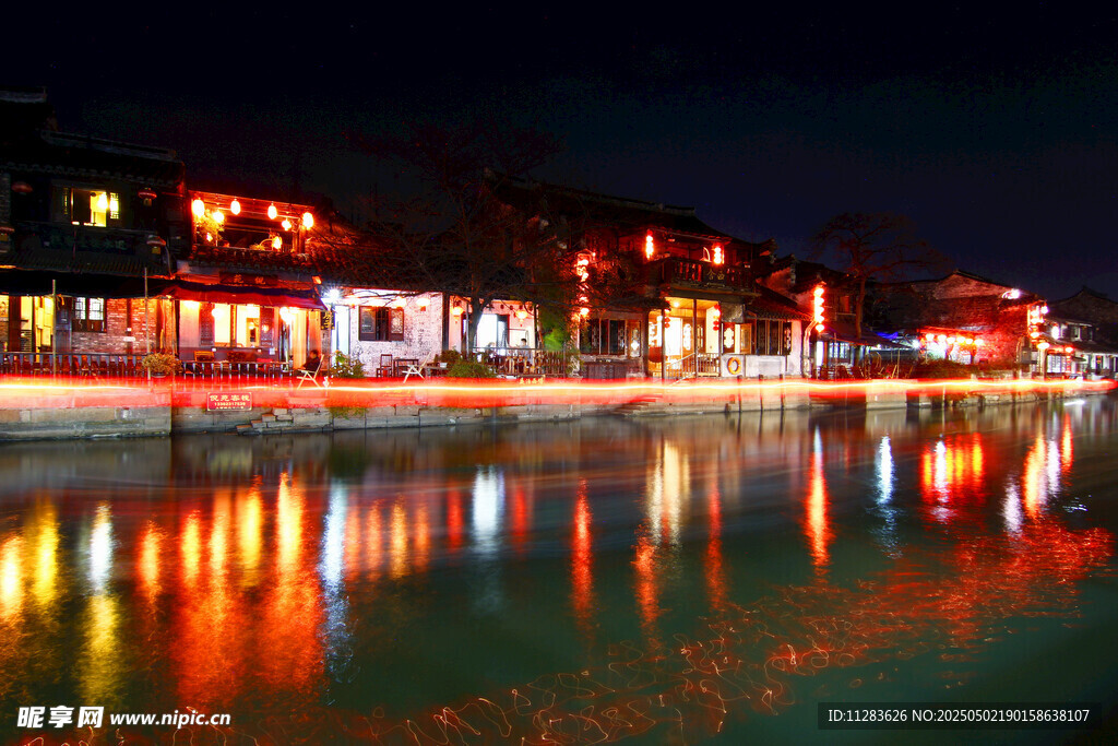 水乡夜景灯火倒映水面