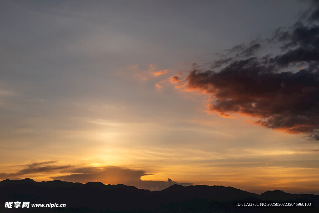 日落时分的绚烂天空