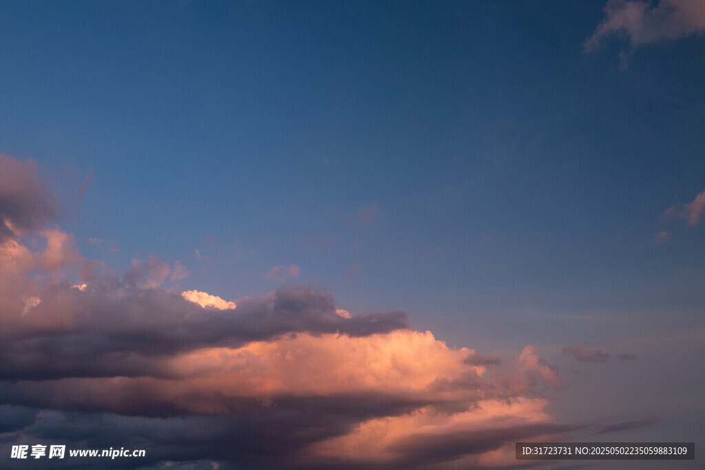 晚霞中的梦幻天空
