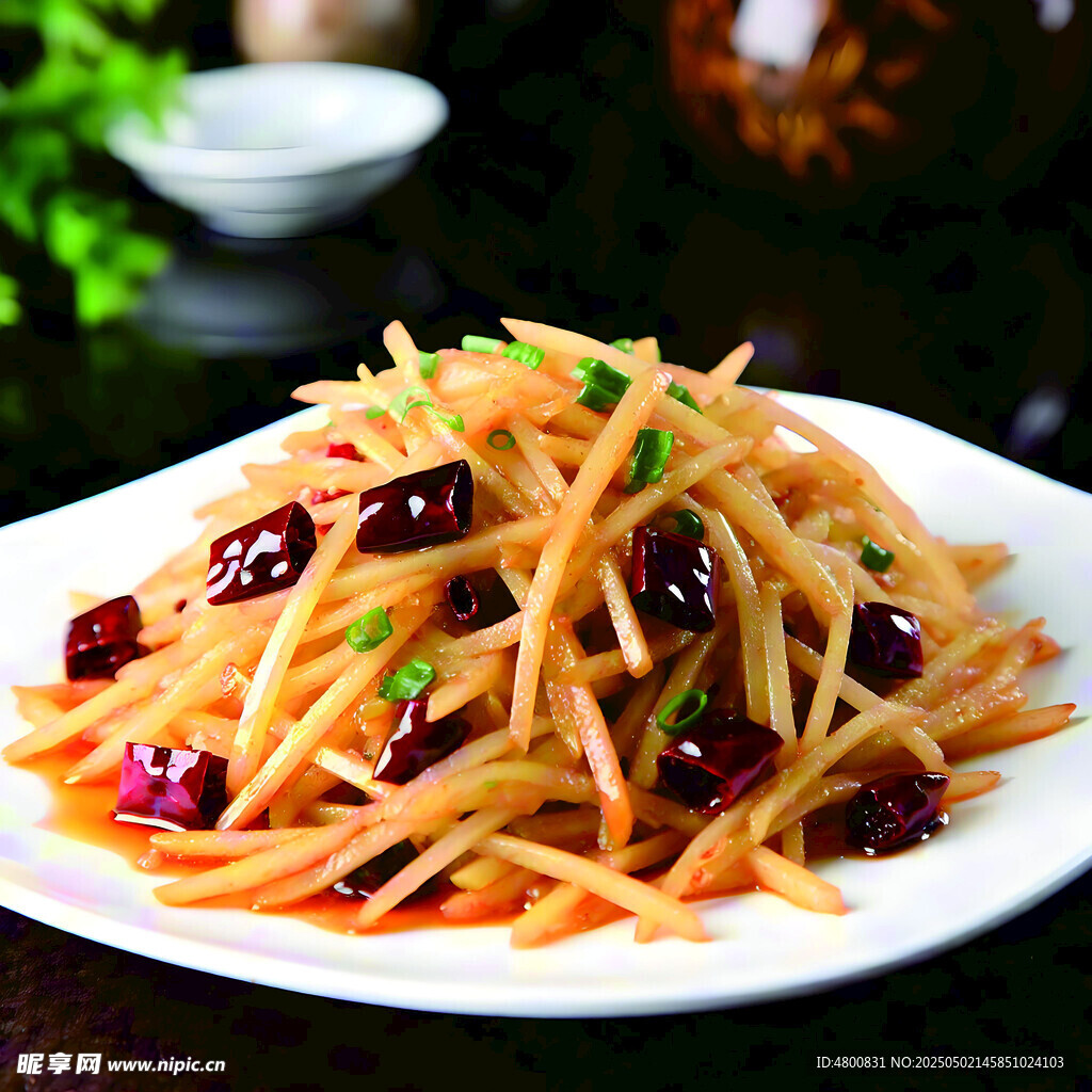 酸辣土豆丝摆于白盘之上