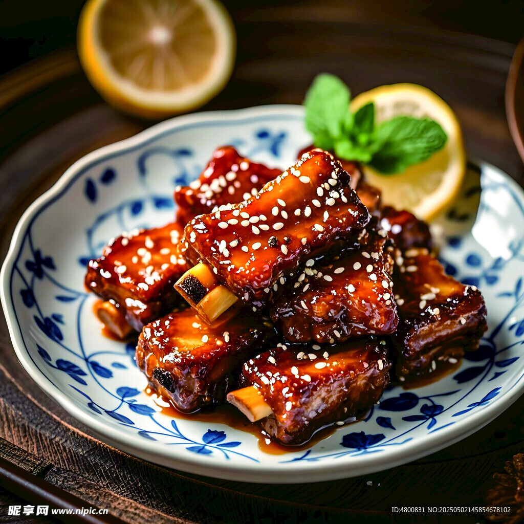 美味糖醋排骨摆于蓝白盘