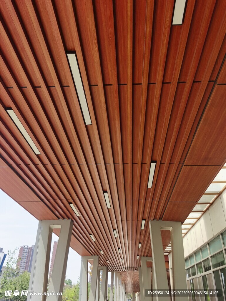 红色条形吊顶