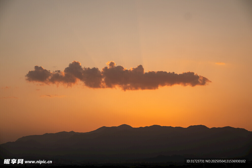 夕阳下的山峦与云朵