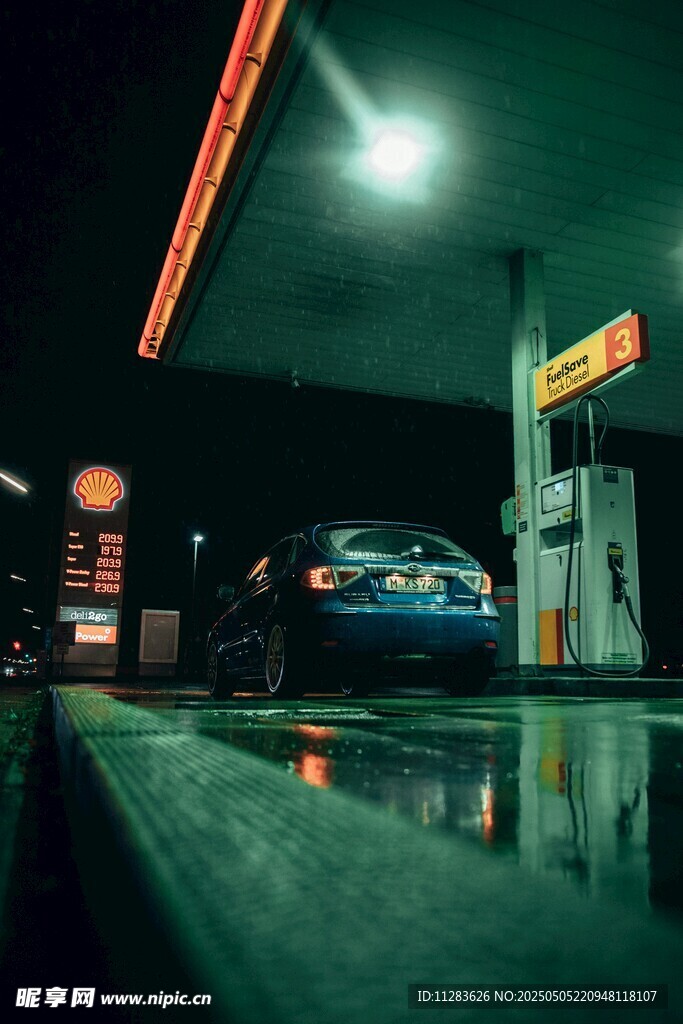 夜晚加油站的静谧景象