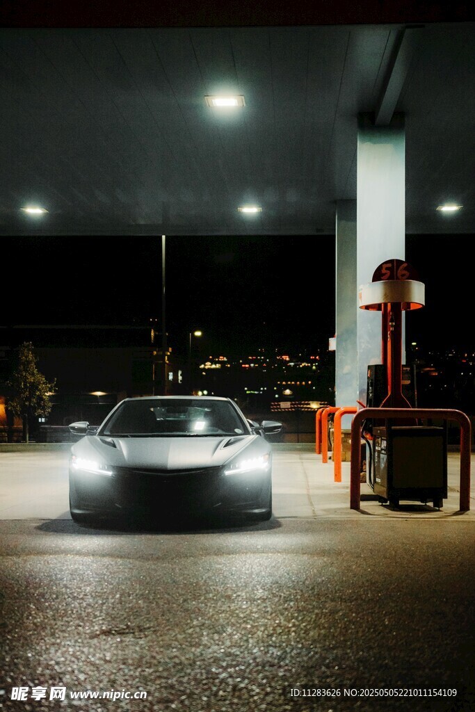 夜晚加油站的炫酷跑车