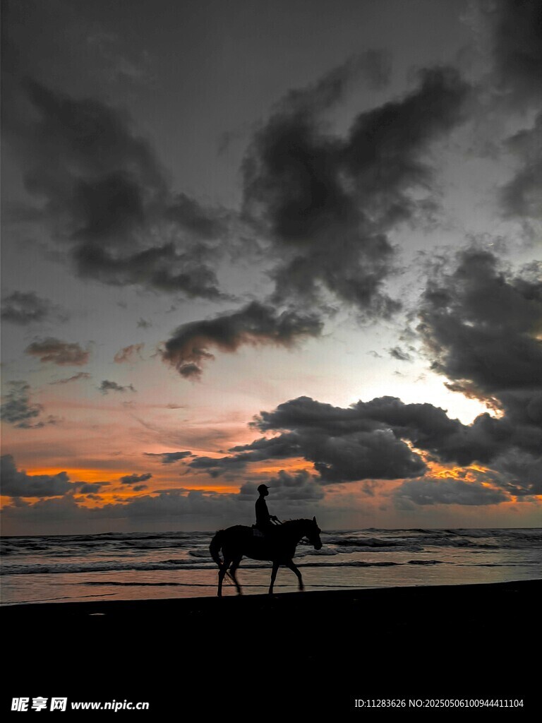夕阳下的海边骑马者
