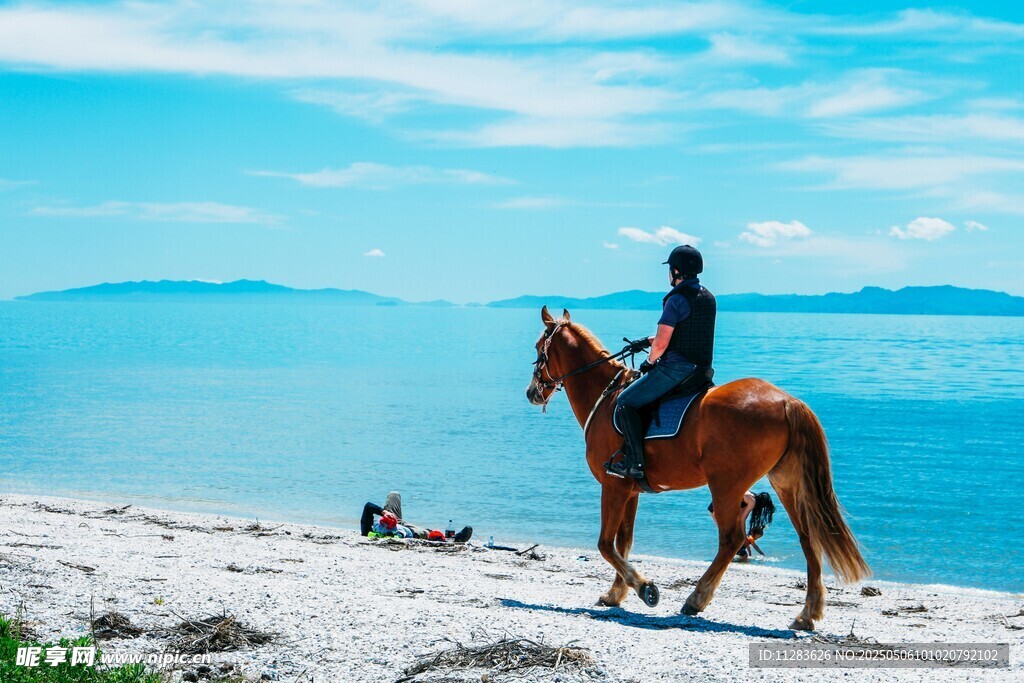 海边骑马者与美丽海景
