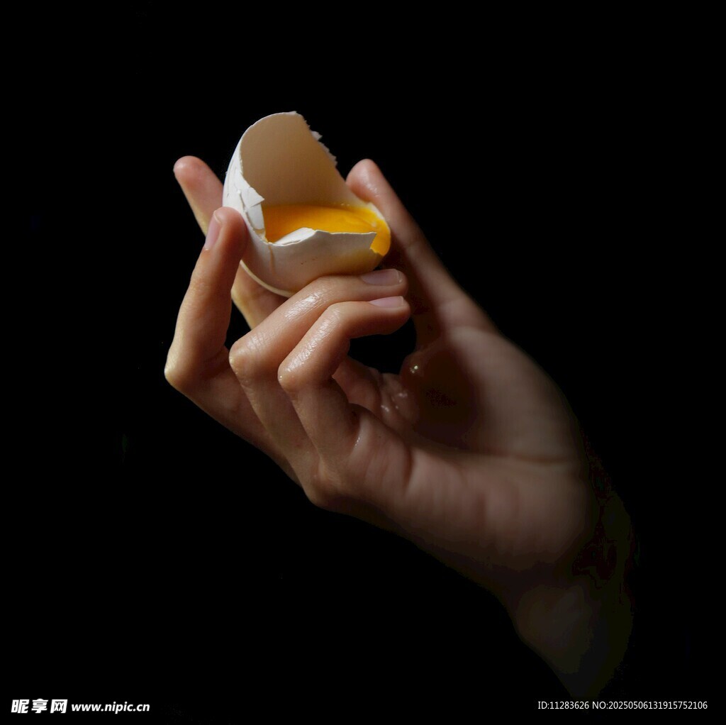 手托剥开蛋壳的熟鸡蛋