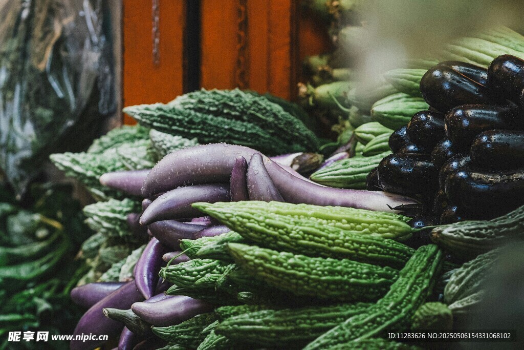 新鲜多样蔬菜堆成小山