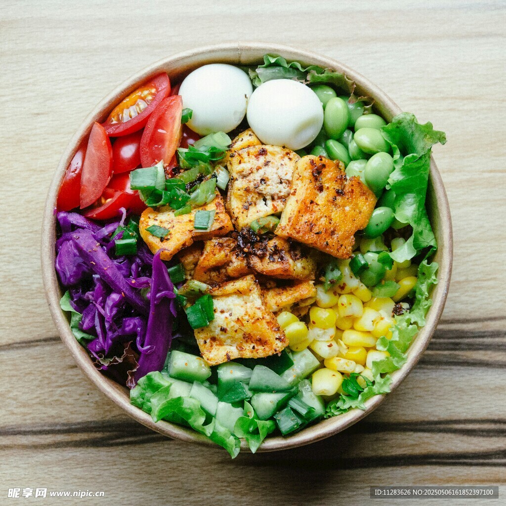 美味营养的鸡肉蔬菜沙拉
