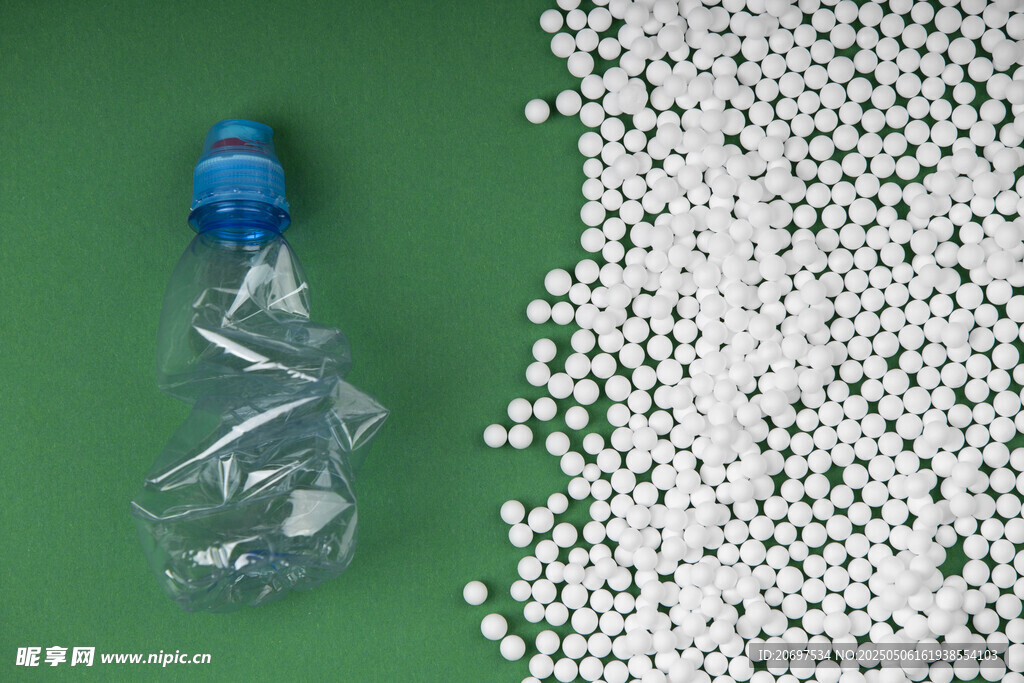 塑料瓶与塑料颗粒对比