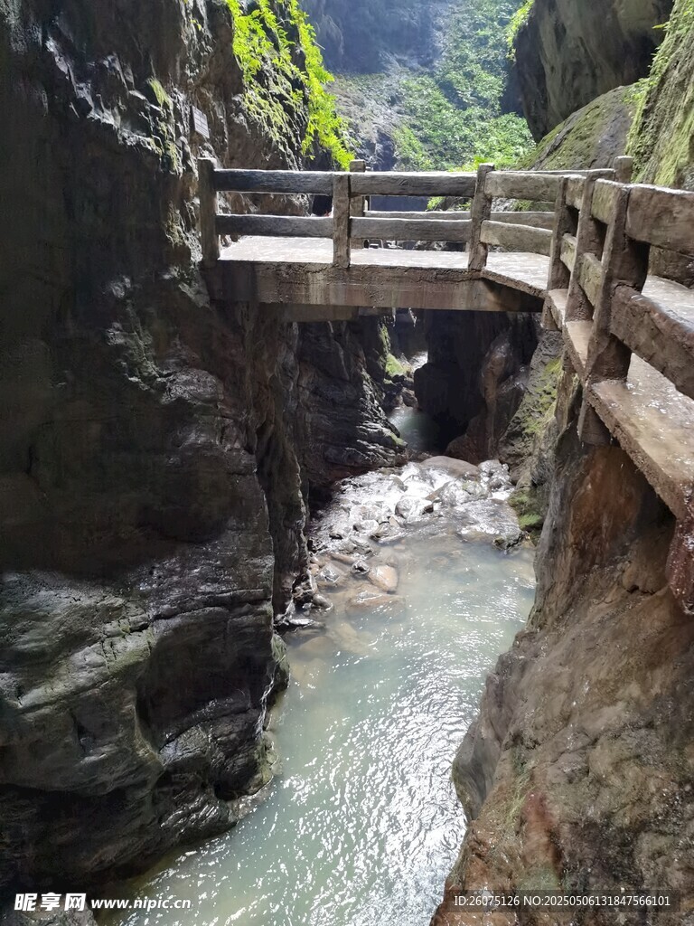 峡谷溪流