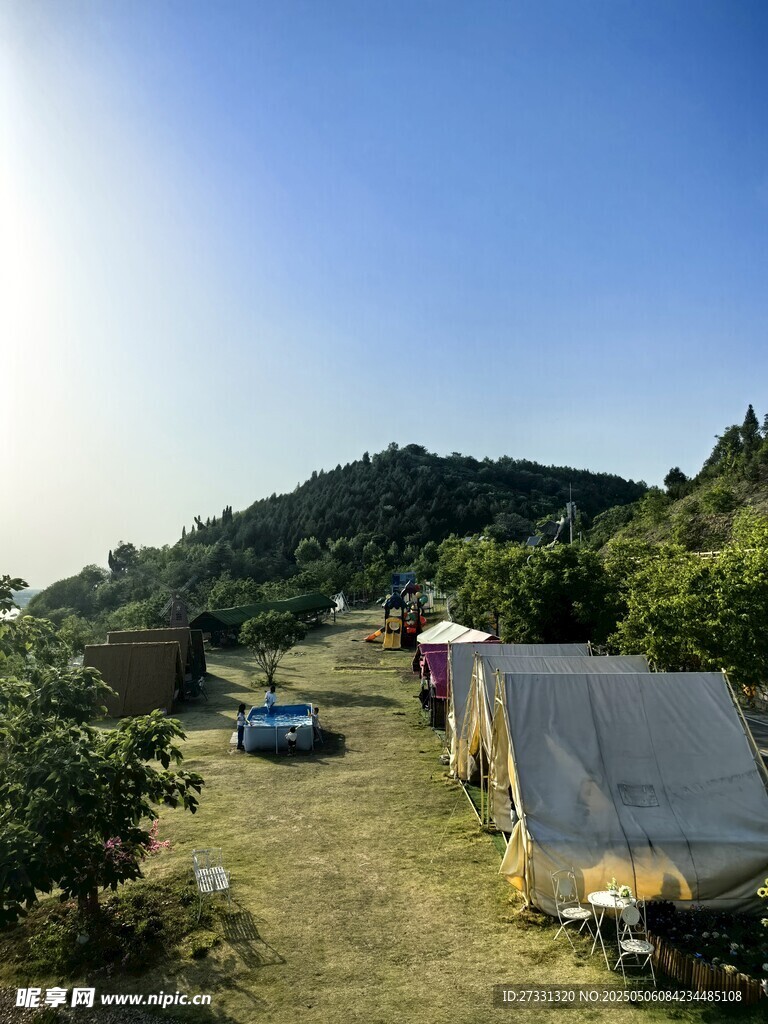 山间露营场景