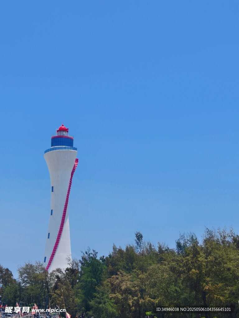 海边高耸的彩色灯塔景观