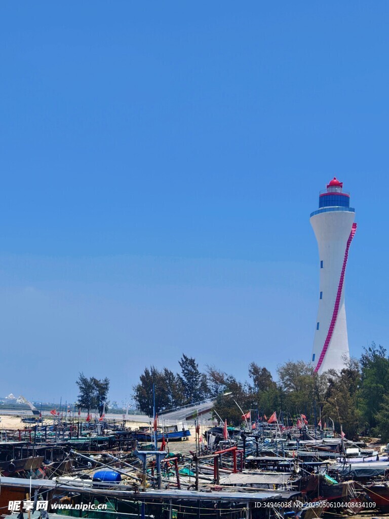 海边高塔与停泊船只景观