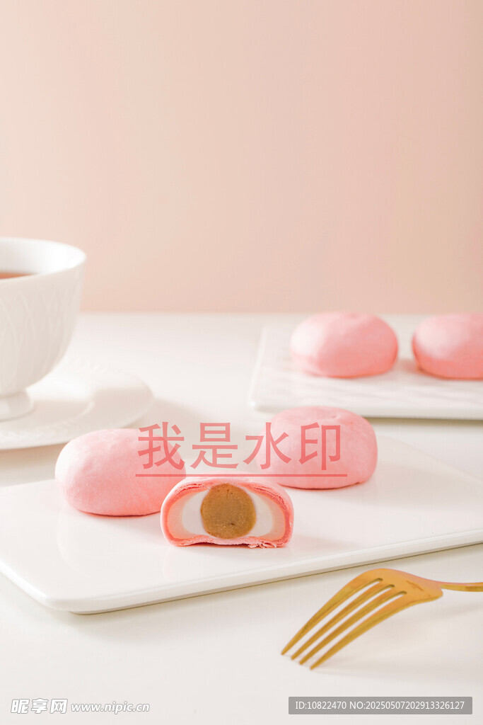 美味夹心粉色糕点展示