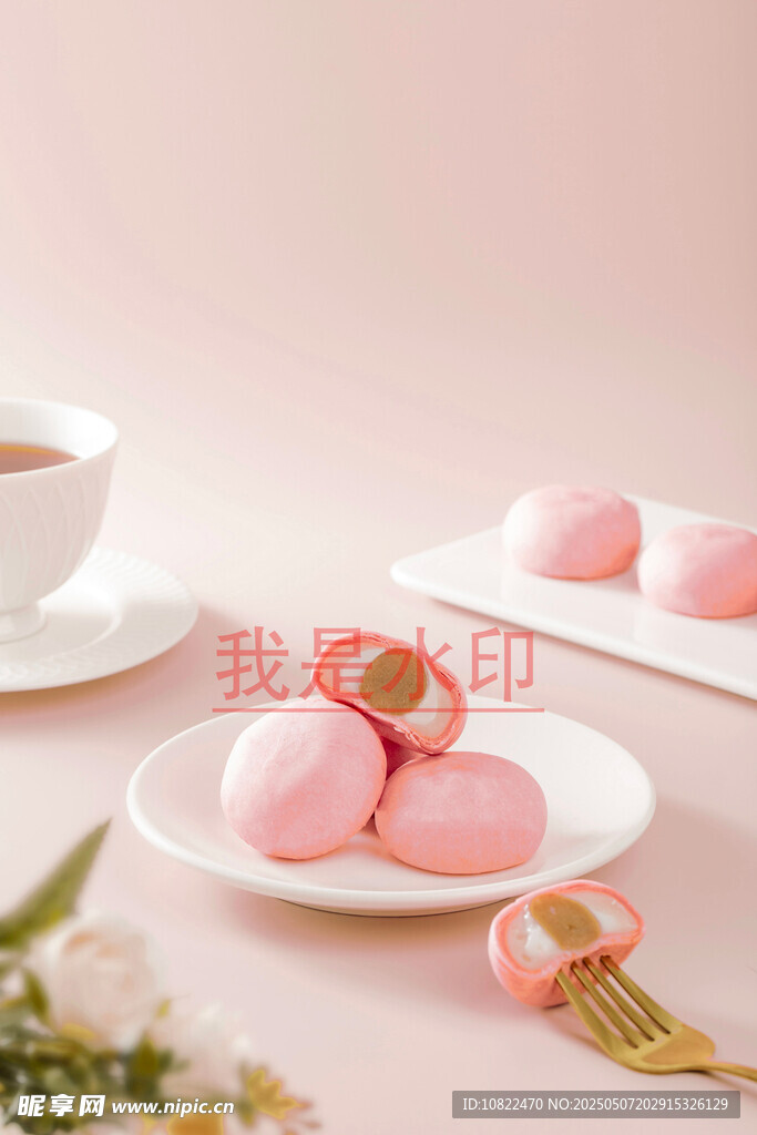 粉色甜点与茶饮优雅组合