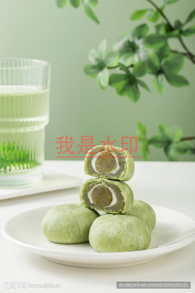 清新抹茶卷摆放在白色盘上