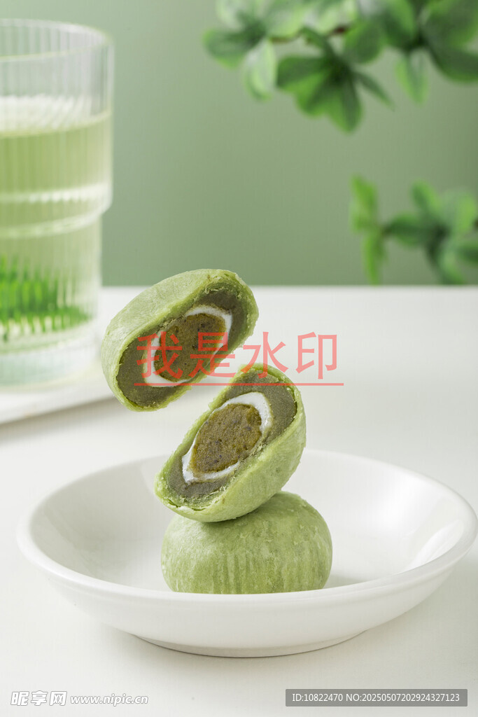 抹茶夹心糕点精致呈现