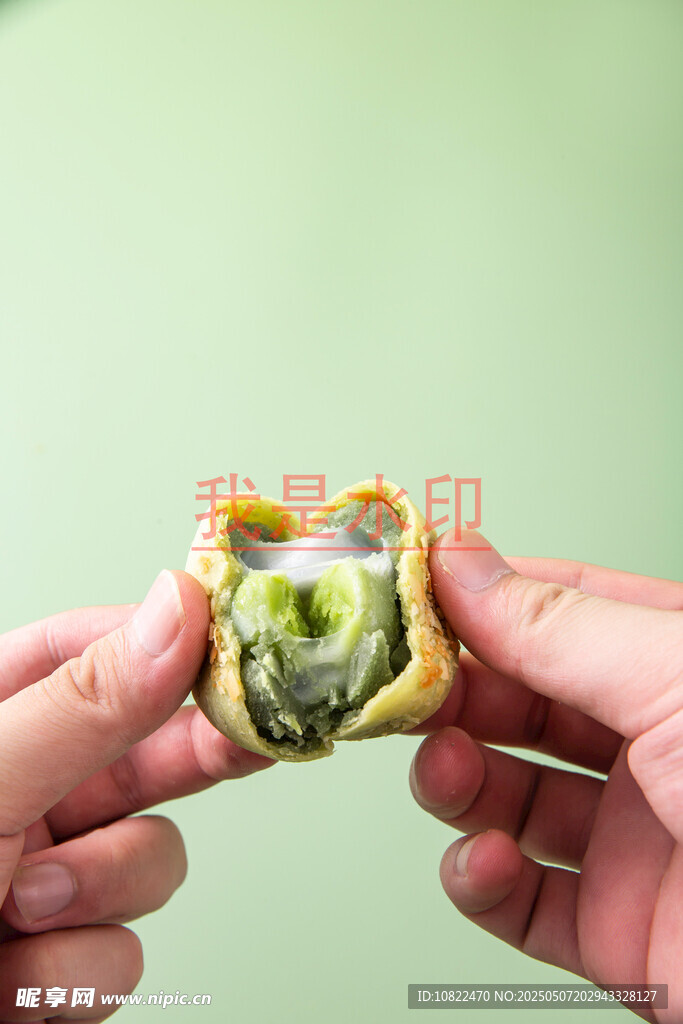 手拿美味蔬菜馅饺子