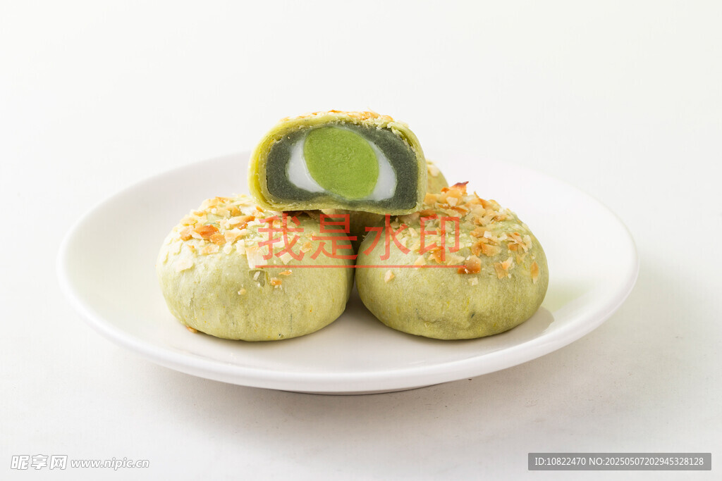 抹茶夹心糕点摆于白盘