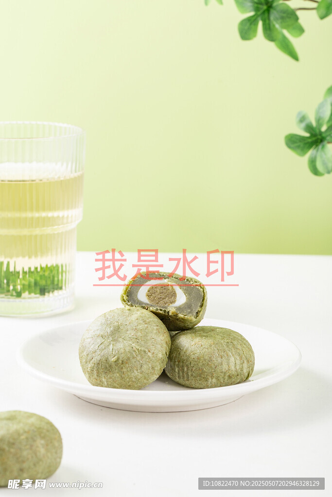清新抹茶酥摆放在碟中