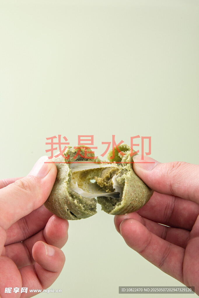 双手展示特色粽叶包裹物