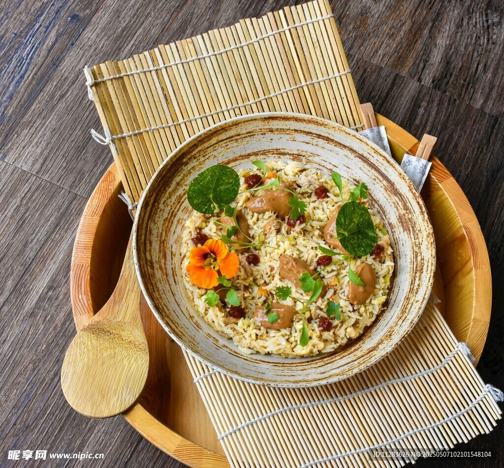 美味蔬菜炒饭摆拍图