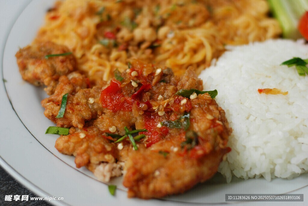 香酥炸鸡配米饭与配菜