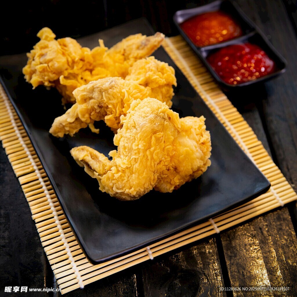 美味香酥炸鸡配蘸料
