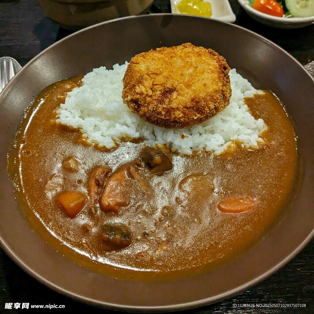 咖喱饭配炸物美味诱人