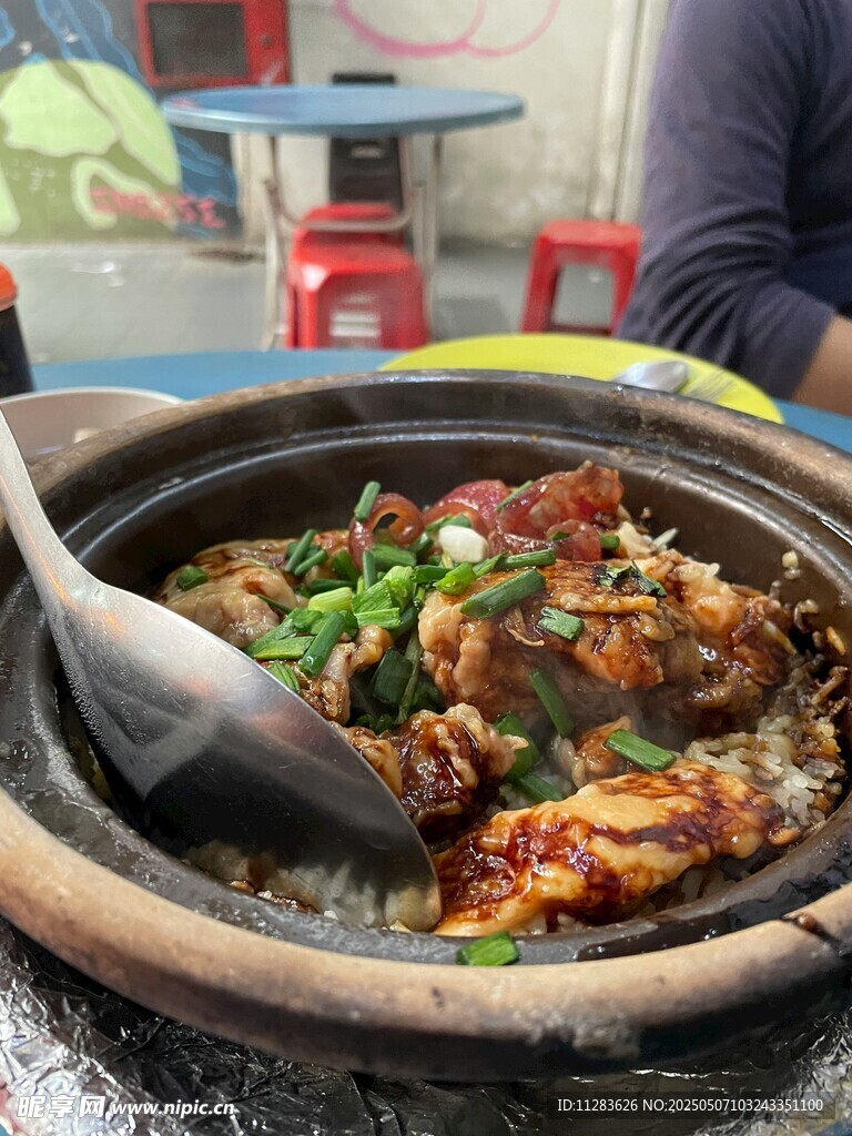 美味瓦罐菜肴诱人呈现