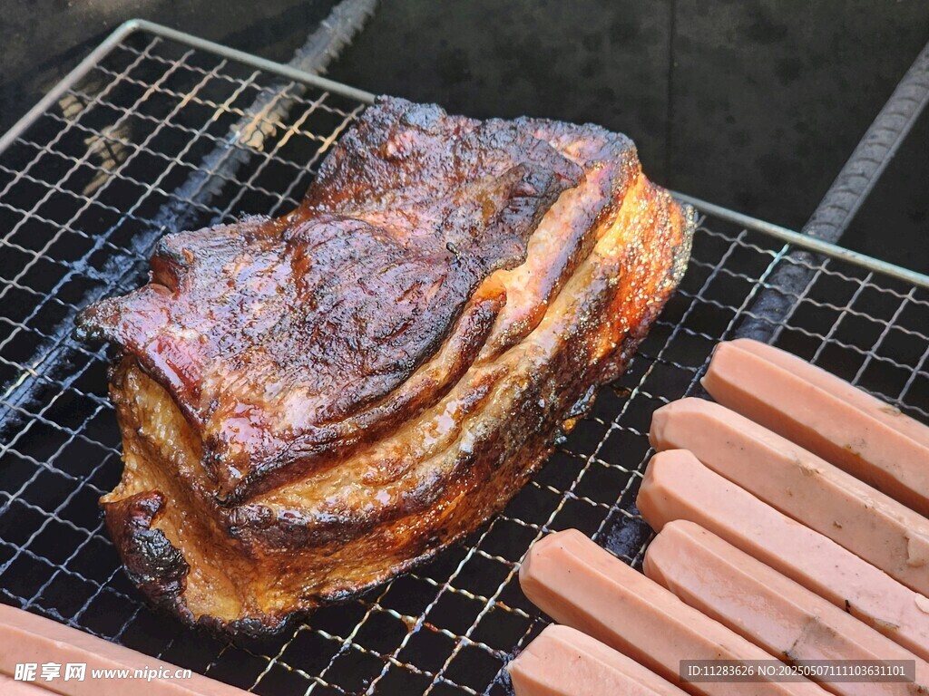 烤架上的烤肉与香肠