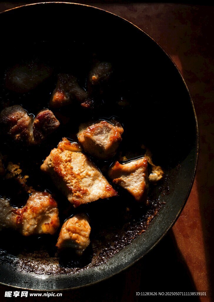 锅中烹饪的多样美食