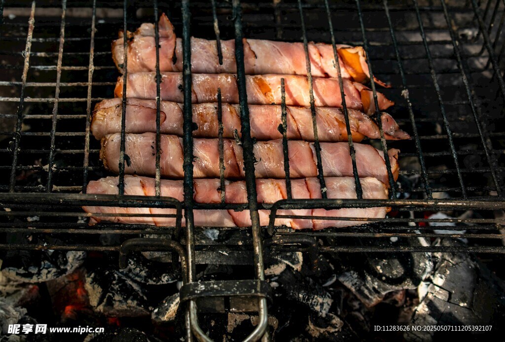 烤架上的美味烤肉