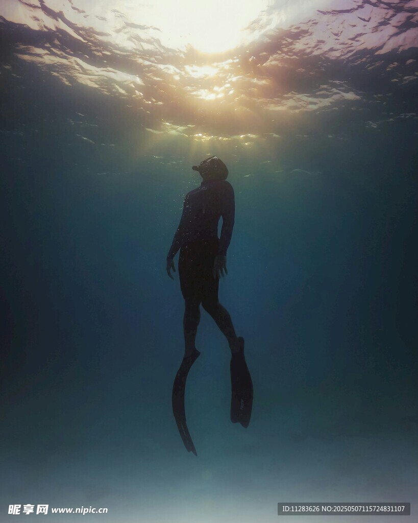水下自由潜水者的曼妙身姿